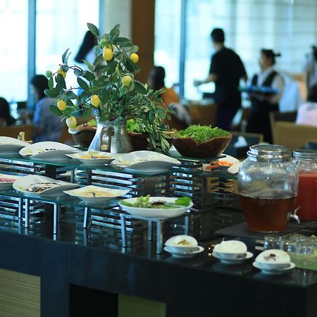 Ramee Grand Hotel And Spa Al-Manamah Bagian luar foto A buffet at a hotel