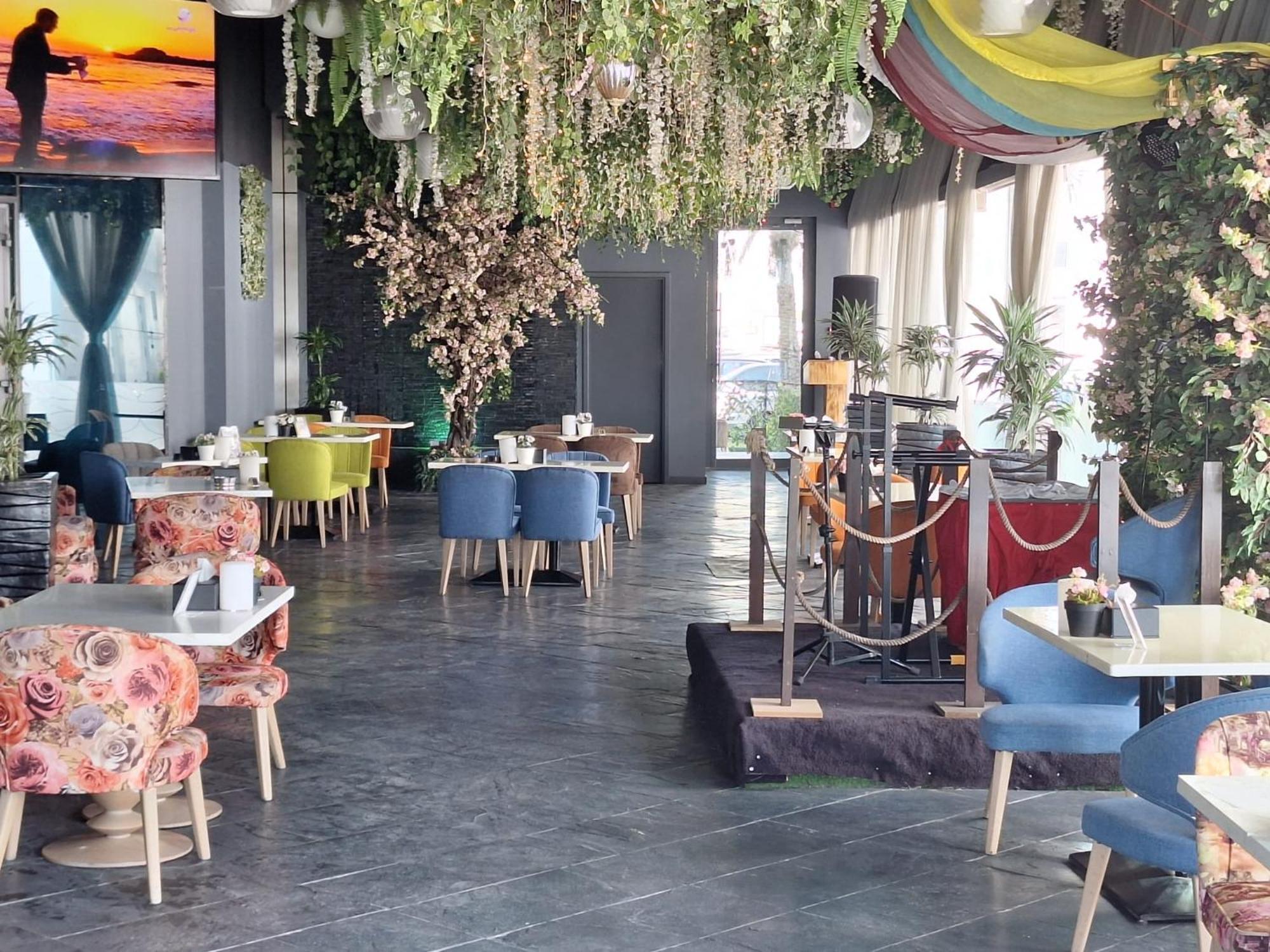 Ramee Grand Hotel And Spa Al-Manamah Bagian luar foto The interior of the restaurant
