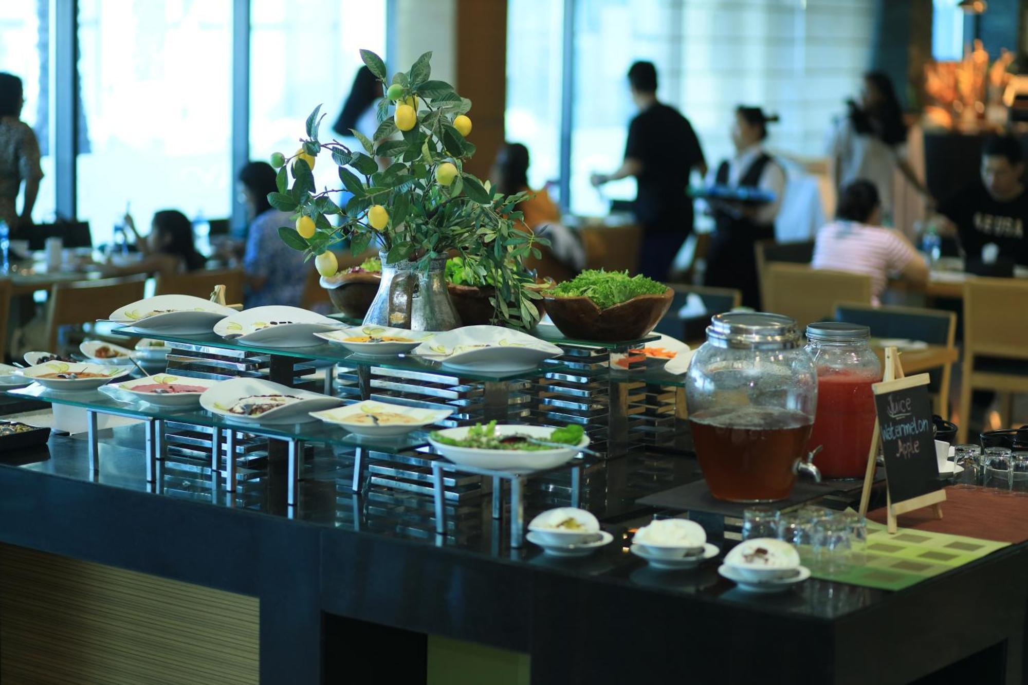 Ramee Grand Hotel And Spa Al-Manamah Bagian luar foto A buffet at a hotel