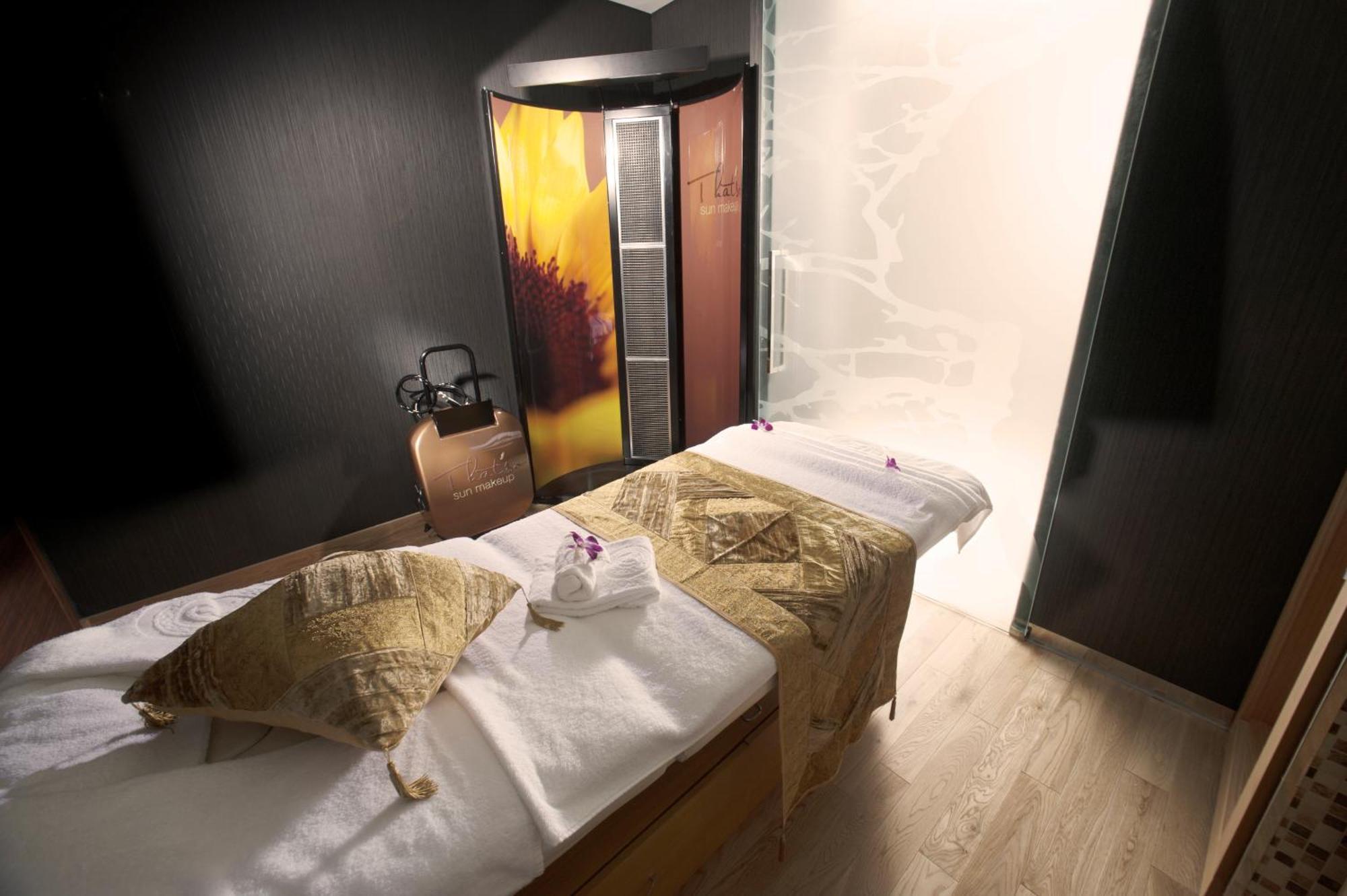 Ramee Grand Hotel And Spa Al-Manamah Bagian luar foto A spa treatment room