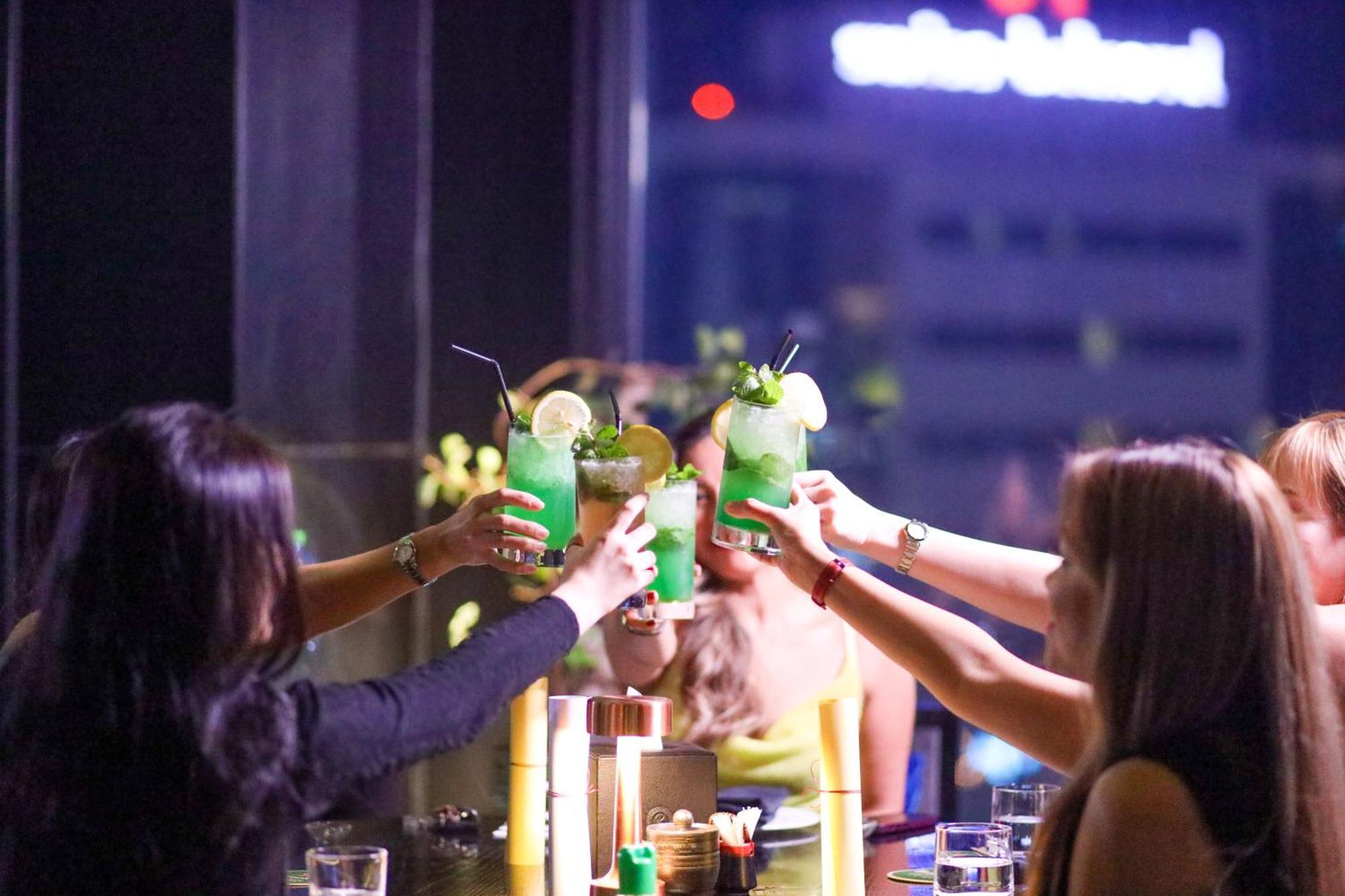 Ramee Grand Hotel And Spa Al-Manamah Bagian luar foto A group of friends toasting with cocktails