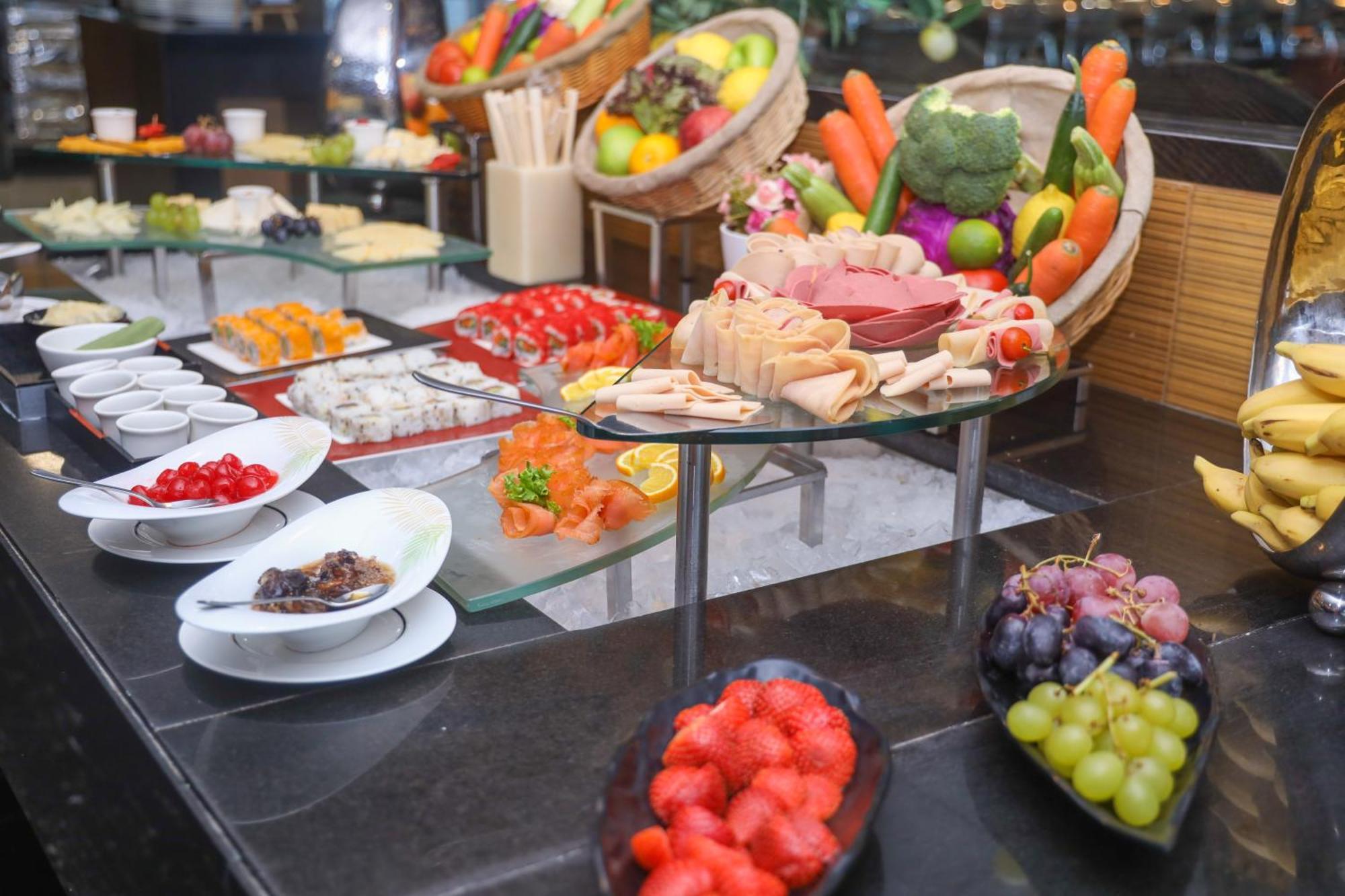 Ramee Grand Hotel And Spa Al-Manamah Bagian luar foto A buffet at a hotel