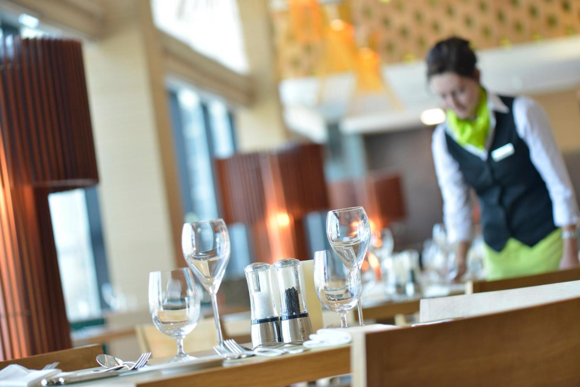 Ramee Grand Hotel And Spa Al-Manamah Bagian luar foto A restaurant in the airport