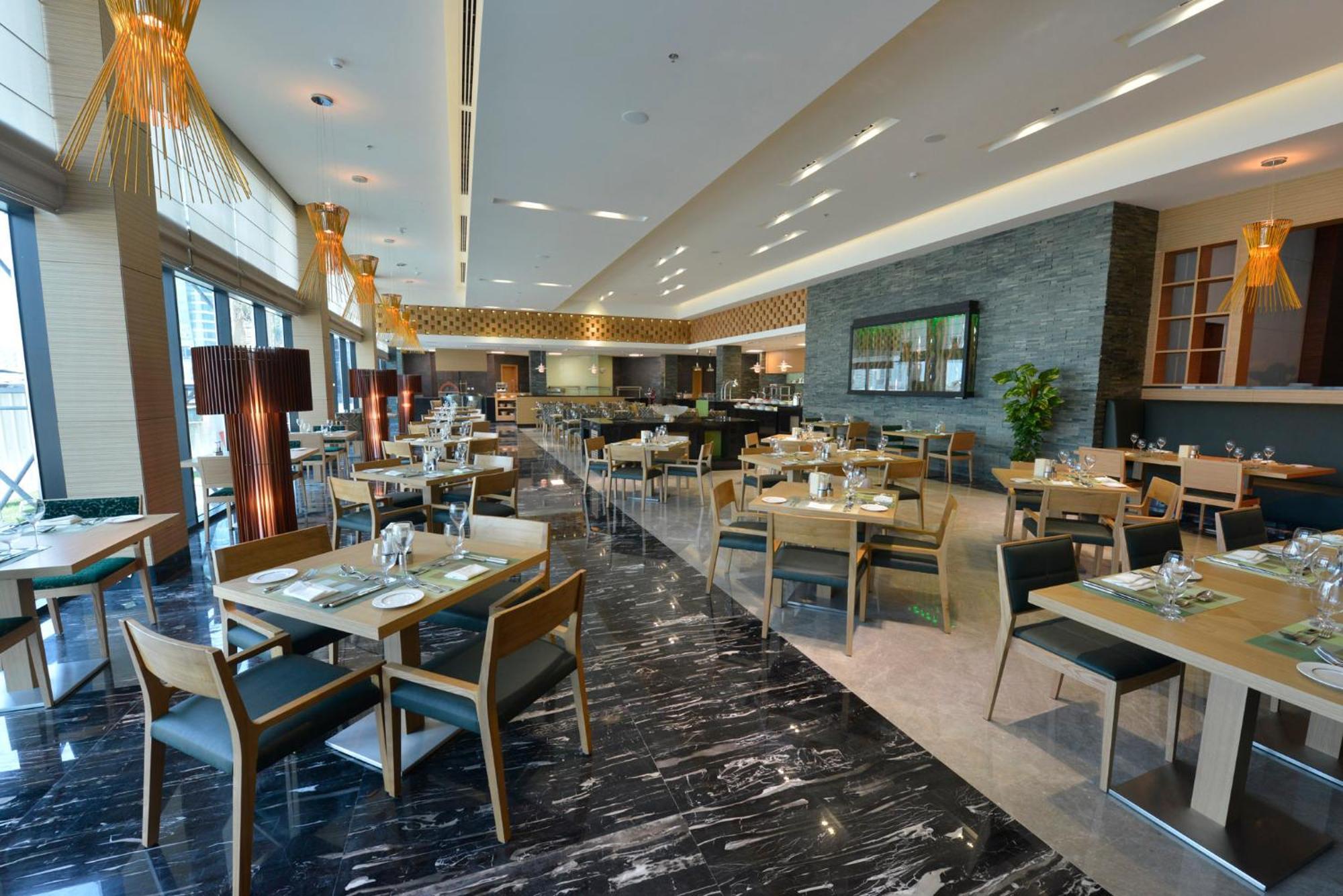 Ramee Grand Hotel And Spa Al-Manamah Bagian luar foto The restaurant
